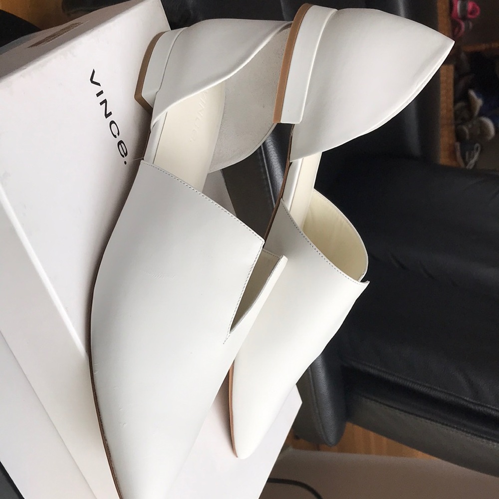 VINCE WHT LEATHER FLATS SZ 9